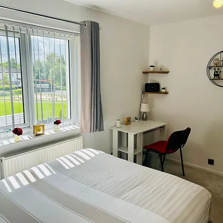 Cozy Room In Oldham, Manchester Exterior photo
